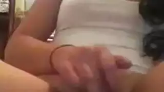 امرأة عربية مفتونة الجسد تكشف كل شيء في استمناء صريح أمام الكاميرا