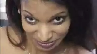 فتاة دعوة جنوب آسيوية تخدم العميل بالجنس الفموي والجنس الخشن