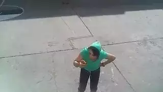 فانتازيا خارجية: المخنث العربي يظهر ثديه العاري