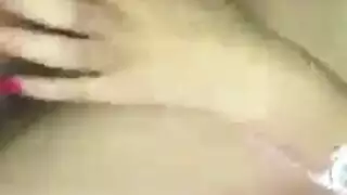 تحقيق خيال إباحي: تعرية وأحداث غرفة نوم صريحة