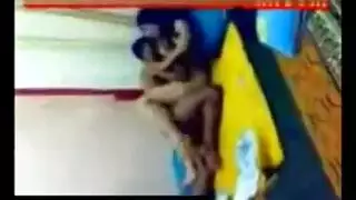 عاهرة مصرية بقميص نوم رقيق ترقص لشابين ثم تأخذ عضويهم