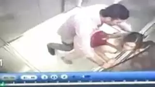يسخن على صاحبته المزة و يقعلها و ينيكها خلفي في الأسانسير