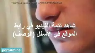 أم زوجة الأب تعلم ابن زوجها كيف ينكها بعمق في المطبخ