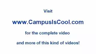 حفلة جنس علنية تجعل هذه الفتاة الجامعية تصرخ من الضحك