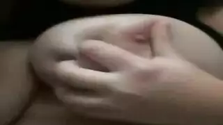 تعرض جسمها السكسي وتخوزق نفسها وجوزها قاعد قدمها يشتغل على الاب من غير مايشوفها