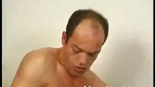 جنس عنيف: مالك المنزل يسيطر على الخادمة بقضيبه الكبير