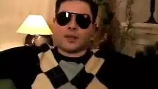 قضيبه الصلب في يده، يطلب فرج صديقته الضاحكة الخجولة