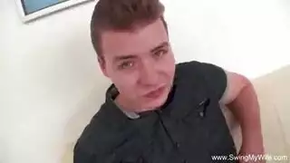 زوج مسترقب يشاهد زوجته تتمدد على يد غريب أسمر