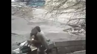 تركب علي لسانه
