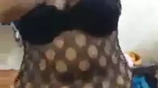 مؤخرة الراقصة السعودية المثيرة ترتج في هذا الأداء الإباحي
