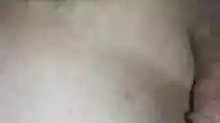 فتاة وقحة تلعق خصيتيه وتمص بعمق