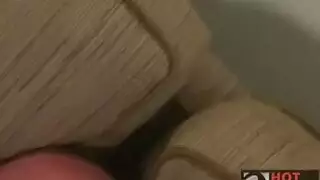 جد بقضيب سمين يستمني بقوة ويقذف حمولة ضخمة