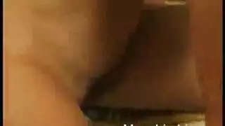 شقراء مومس تأخذ زب في الشرفة، تلهث وتئن بعنف