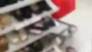منحنية في الحمام: تنورة مرفوعة، كس جاهز للزبر