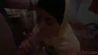 فتاة محجبة تركب زب أجنبي لعملية نيك مزدوج مكثفة