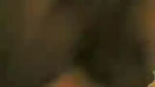 أم مثيرة تلهو مع عامل الحي في علاقة جنسية محمومة