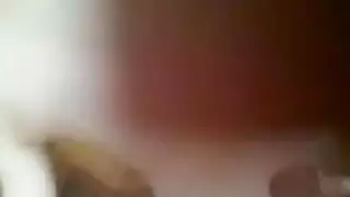سورية شاحبة تؤخذ مؤخرتها الممتلئة بعمق مع أنات نارية