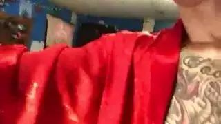 نجم بورن أجنبي على بطنه يغري بوضعيات سرير شاذة