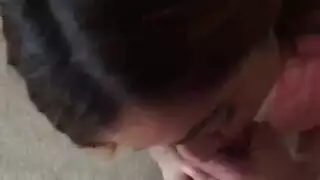 فتاة عربية غريبة تأخذ حمولته في حلقها