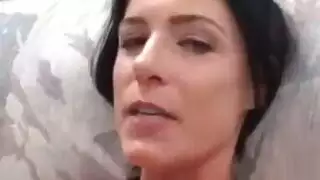 قضيب ضخم يمدد كسها الضيق حتى تصرخ