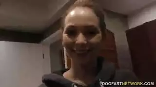 ملكة سوداء تأخذ قضيبين كهدية