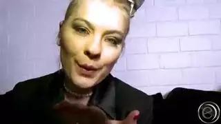 فتاة جميلة في مشهد إباحي