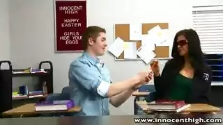 تلميذ يحصل على مص قضيبه من قبل زميله