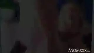 قنبلة شقراء تريد شرج عنيف والمزيد