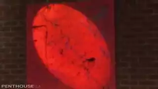 مشهد عنيف: ممثلة تركب عمودًا سميكًا