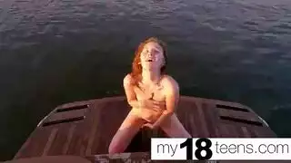 فتاة شعرها أحمر تدلك بظرها حتى النشوة