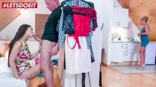  رجل يمارس الجنس مع فتاتين راغبتين في جماع صريح جماعي
