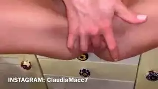 تفريغ السائل المنوي السميك في نفقها الضيق