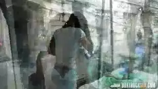 العاهرة العلنية تحب أن تُضاجع حيث يمكن لأي شخص رؤيتها