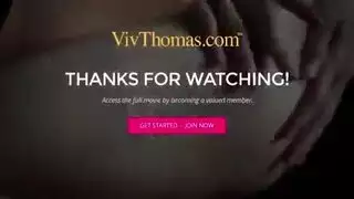 المرأة الجميلة تقبيل بعشق على كس