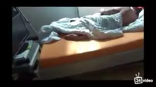 فعل ثلاثي مخادع بينما الصديقة نائمة بلا علم