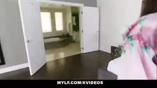 فتاة أكبر تشارك عشيقها الأصغر مع صديقتها