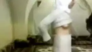 بنت تشوف شب وهو من غير ملابس وتحط أيده بكسها