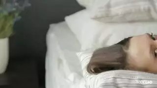 انتفاخ في بنطالها الداخلي لا تستطيع إخفاء فرجها الشهواني