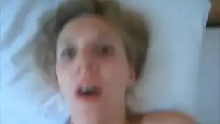 صبي يرضي رجلاً أكبر بمص مبلل إباحي