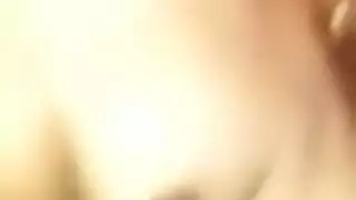 جنس شرجي مقلوب مع سمراء مغرية على عمود خشبي