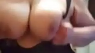 قضيب ابن الزوج الكبير يوسع فتحات ألينا كروفت الضيقة