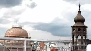تدفع أصابعها بعمق في مهبلها المبلل