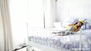 آسيوية ناضجة بمؤخرة صغيرة تصطاد أقضيباً كبيرة جداً