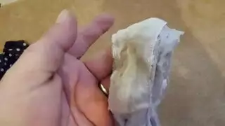 الشاب ذو القضيب الضخم يقذف بقوة من مصتها المتلهف