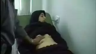 جماع ثلاثي صريح مع مشهد إدخال قضيبين