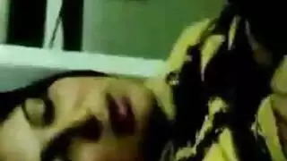 عاهرة شقراء صغيرة تمارس الجنس الجماعي مع فتيات في فيلم خام