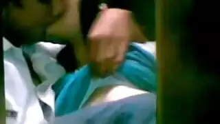 ماراثون إباحي مجاني على هاتفه يجعله يقذف