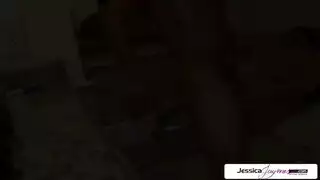 عاهرة سمراء مغرية تتوسل للقضيب في فتحاتها