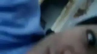 مزيج من الشباب والكبار في فيديو جنس جماعي خام