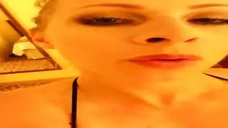 شقراء مذهلة تنزل على ركبتيها لمص قضيب بعمق قبل جنس عنيف